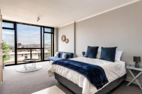 Four Seasons City Apartment - City Views-Netflix-Parking-Gym + Pool